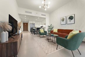 Luxurious 2-BR Apt Pool, Gym & Burj Khalifa View